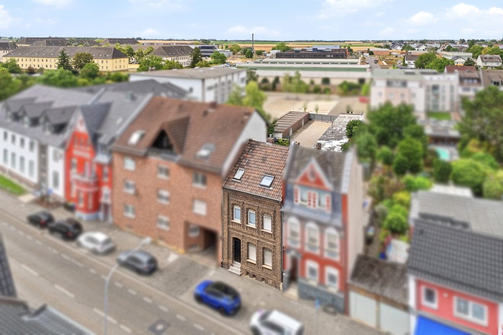 Gütelhöfer Immobilien - Immobilienangebot - Euskirchen - Alle - Seltene Kapitalanlage mit Entwicklungspotential! Zweifamilienhaus mit 27 vermieteten Garagen