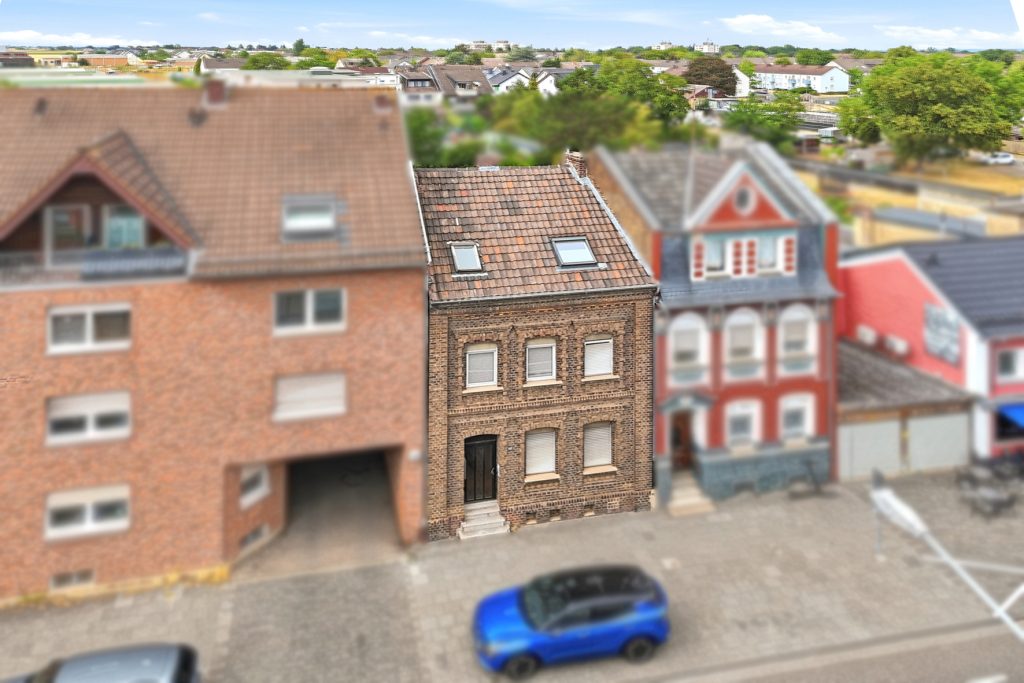 Gütelhöfer Immobilien - Immobilienangebot - Euskirchen - Alle - Seltene Kapitalanlage mit Entwicklungspotential! Zweifamilienhaus mit 27 vermieteten Garagen