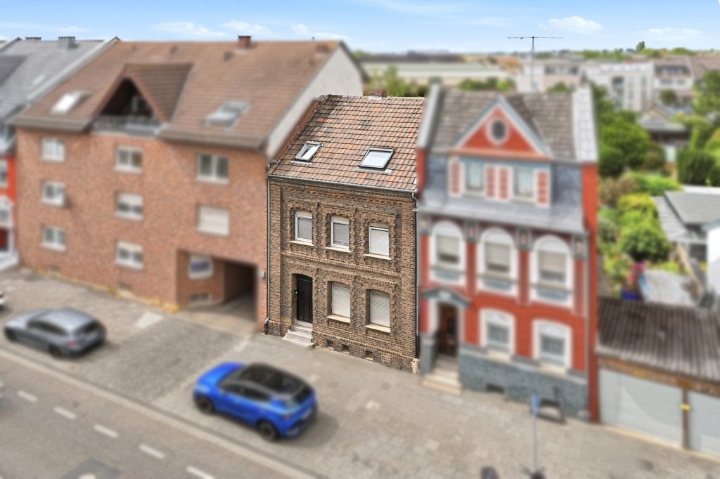 Gütelhöfer Immobilien - Immobilienangebot - Euskirchen - Alle - Seltene Kapitalanlage mit Entwicklungspotential! Zweifamilienhaus mit 27 vermieteten Garagen
