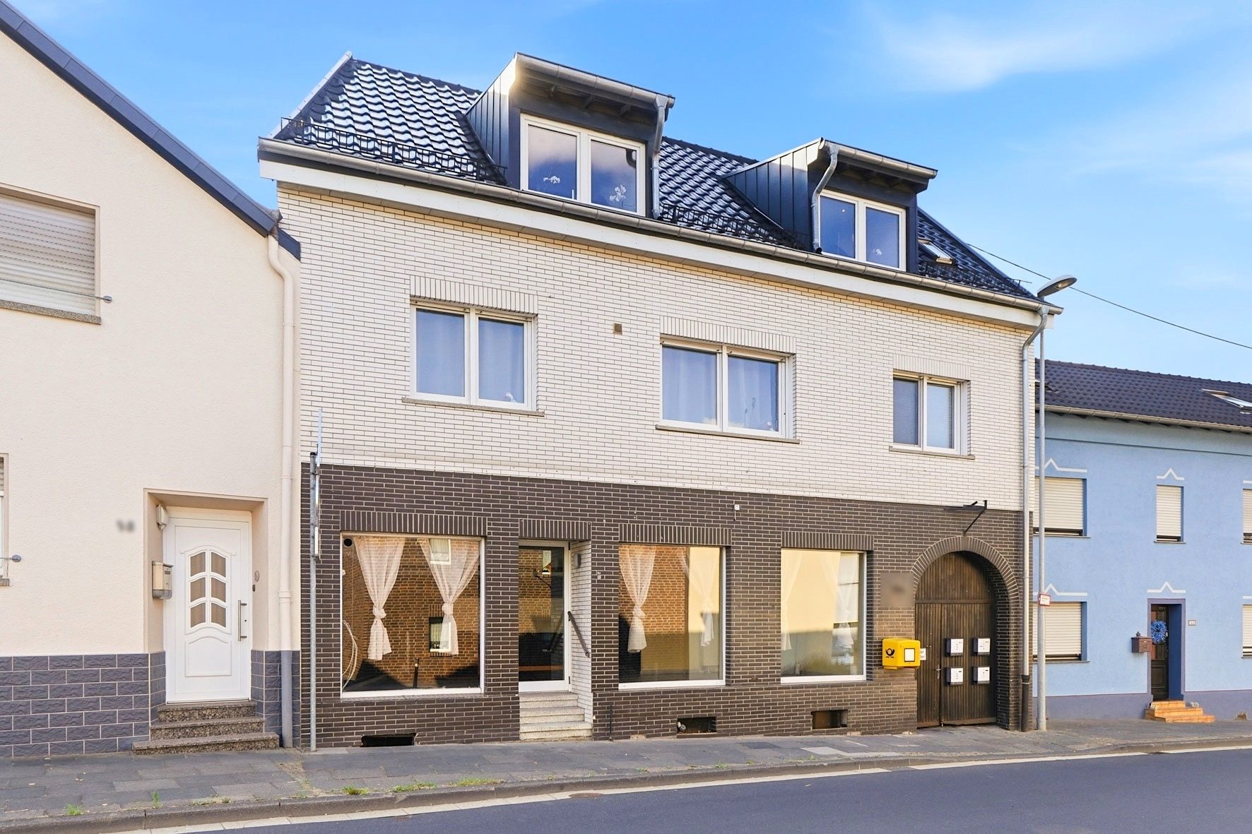 Gütelhöfer Immobilien - Immobilienangebot - Rheinbach / Merzbach - Alle - Solides Investment in Merzbach! Modernisiertes Gebäudeensemble mit 3 Wohneinheiten und Ladenlokal