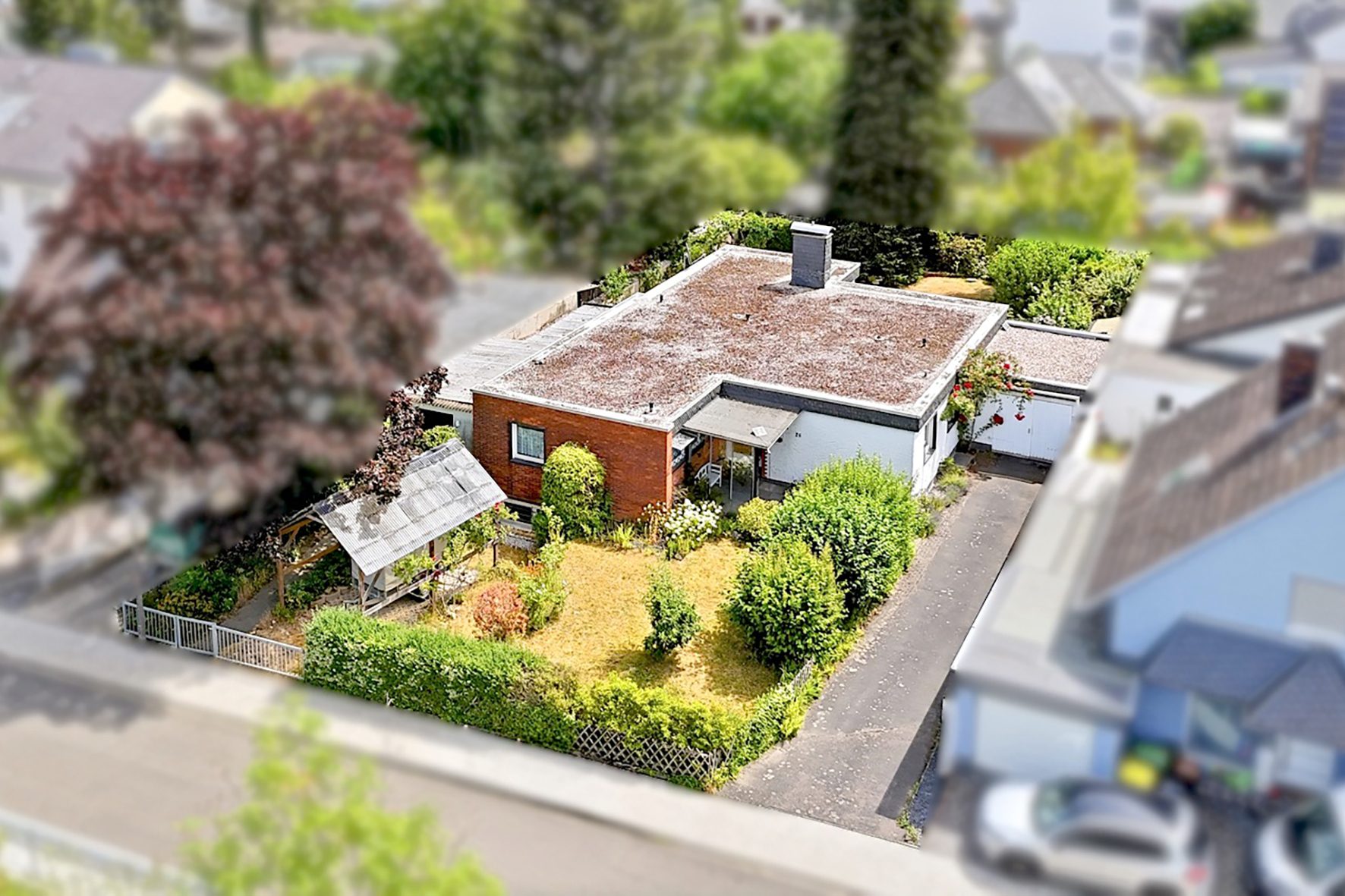 Titelbild Gütelhöfer Immobilien - Immobilienangebot - Rheinbach - Alle - Sanierung oder Neubau? 906m² Traumgrundstück mit Bungalow und Garage in Rheinbacher Top-Lage