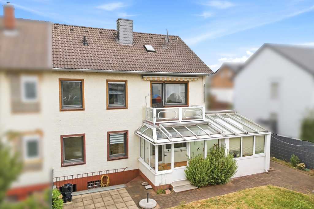 Gütelhöfer Immobilien - Immobilienangebot - Bornheim / Roisdorf - Alle - Bezugsfreies Zweifamilienhaus mit Wintergarten, Kaminofen und Potenzial in ruhiger Lage von Roisdorf