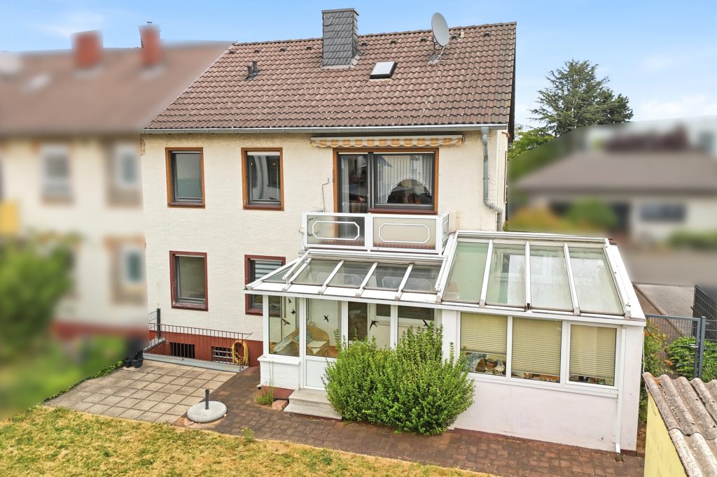 Gütelhöfer Immobilien - Immobilienangebot - Bornheim / Roisdorf - Alle - Bezugsfreies Zweifamilienhaus mit Wintergarten, Kaminofen und Potenzial in ruhiger Lage von Roisdorf