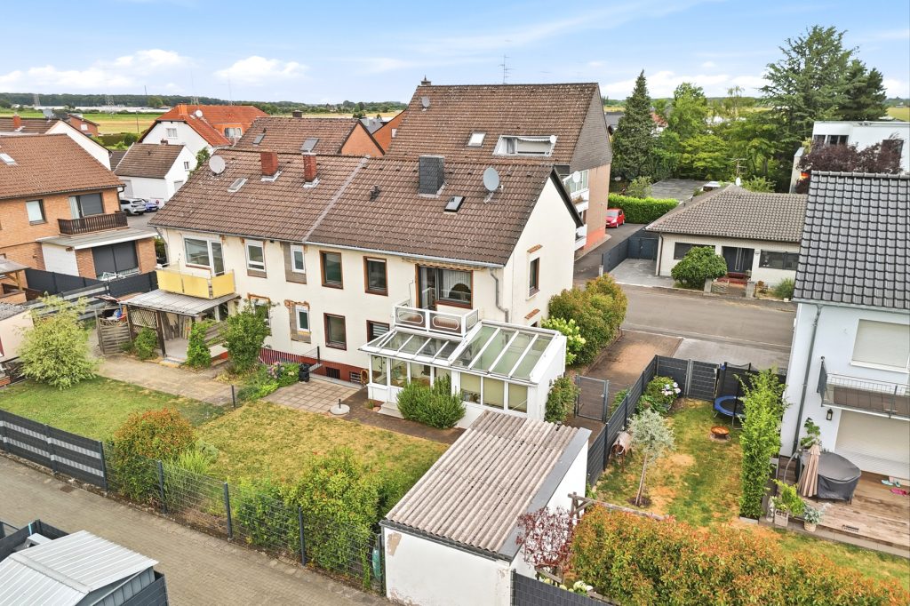 Gütelhöfer Immobilien - Immobilienangebot - Bornheim / Roisdorf - Alle - Bezugsfreies Zweifamilienhaus mit Wintergarten, Kaminofen und Potenzial in ruhiger Lage von Roisdorf