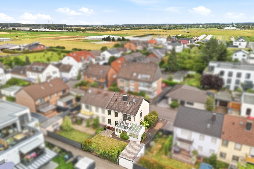 Gütelhöfer Immobilien - Immobilienangebot - Bornheim / Roisdorf - Alle - Bezugsfreies Zweifamilienhaus mit Wintergarten, Kaminofen und Potenzial in ruhiger Lage von Roisdorf