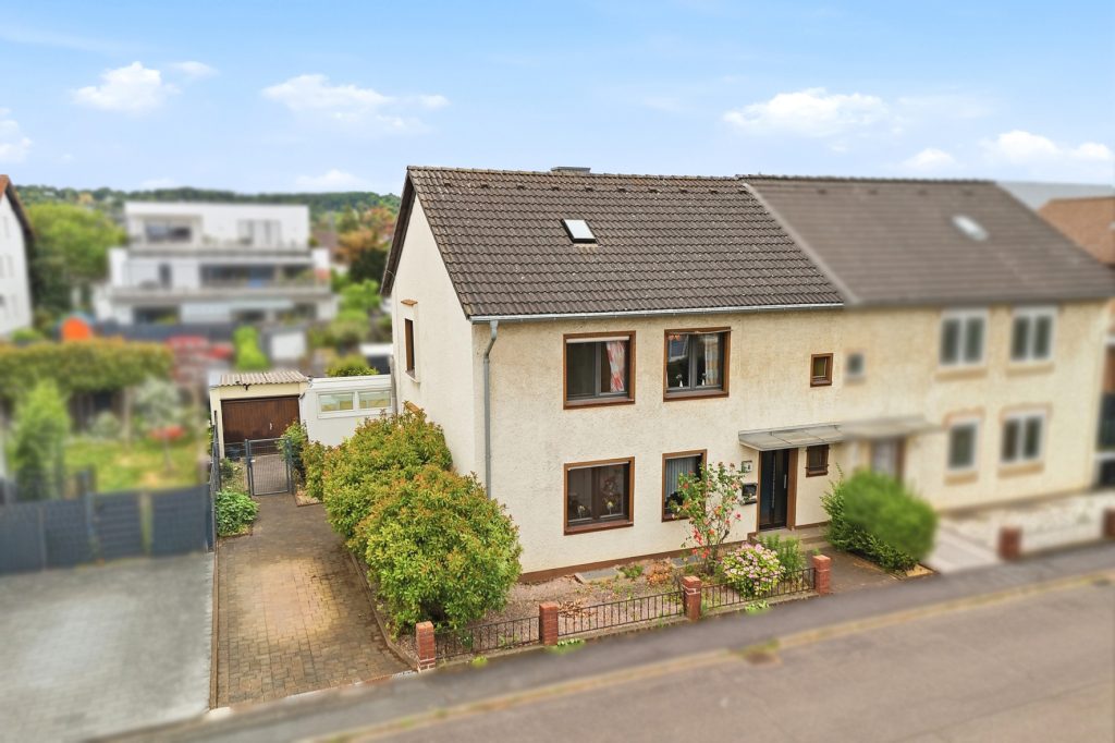 Gütelhöfer Immobilien - Immobilienangebot - Bornheim / Roisdorf - Alle - Bezugsfreies Zweifamilienhaus mit Wintergarten, Kaminofen und Potenzial in ruhiger Lage von Roisdorf