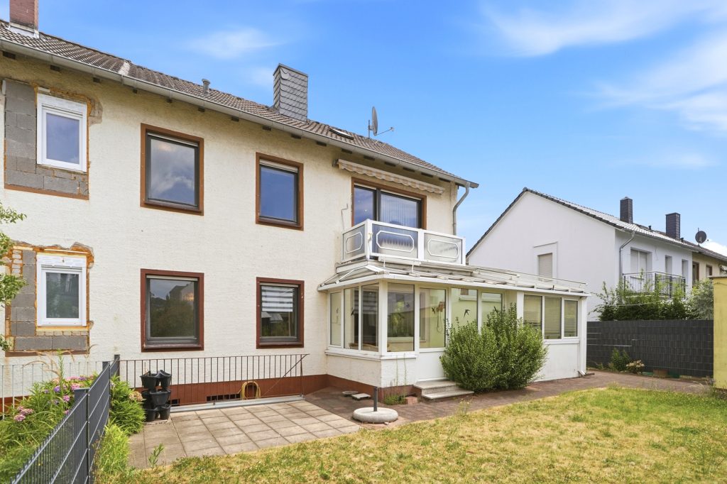 Gütelhöfer Immobilien - Immobilienangebot - Bornheim / Roisdorf - Alle - Bezugsfreies Zweifamilienhaus mit Wintergarten, Kaminofen und Potenzial in ruhiger Lage von Roisdorf