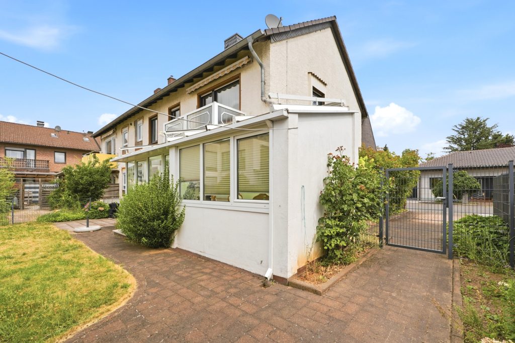 Gütelhöfer Immobilien - Immobilienangebot - Bornheim / Roisdorf - Alle - Bezugsfreies Zweifamilienhaus mit Wintergarten, Kaminofen und Potenzial in ruhiger Lage von Roisdorf