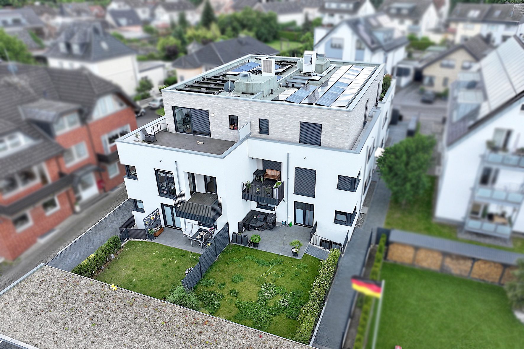 Gütelhöfer Immobilien - Immobilienangebot - Bornheim - Alle - Barrierefreie und energieeffiziente 116m² Maisonettewohnung mit Garten und Carport in Bornheim