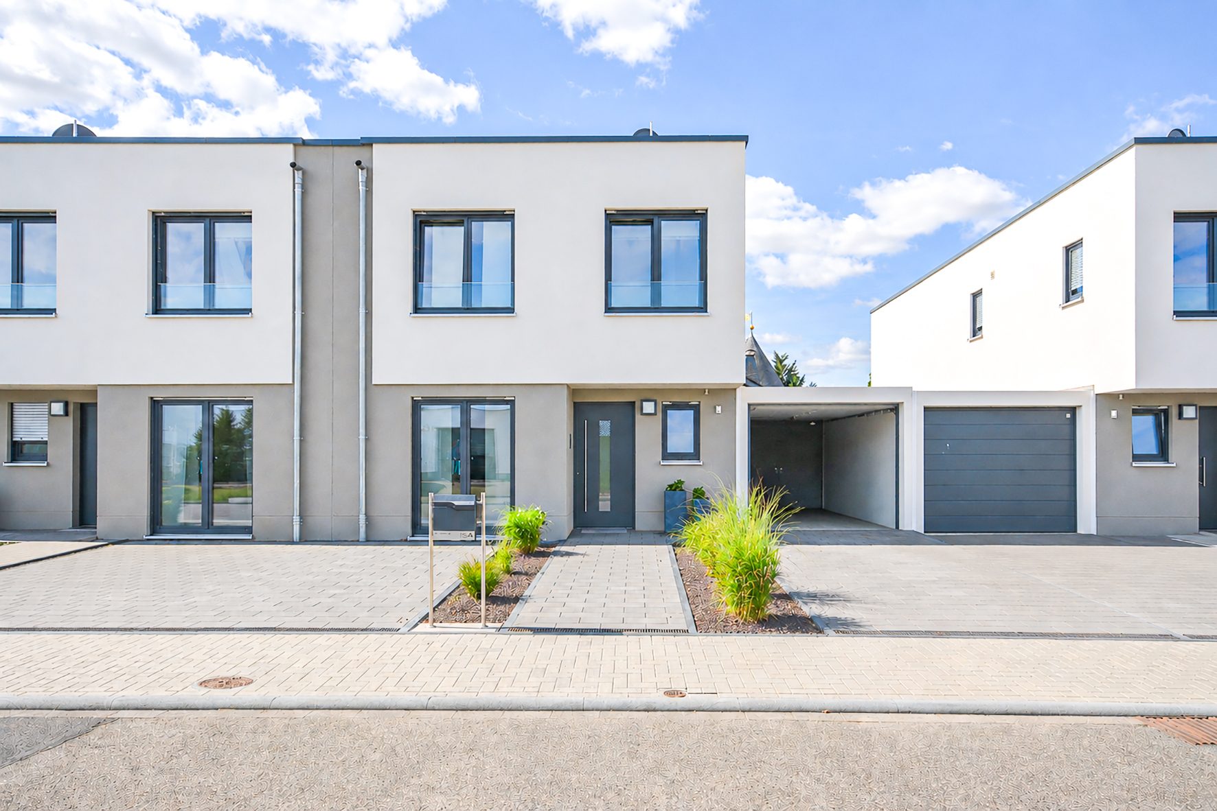 Gütelhöfer Immobilien - Immobilienangebot - Swisttal / Straßfeld - Alle - Neuwertig! Energieeffiziente 143m² Doppelhaushälfte mit Garten, Einbauküche und Garage in Straßfeld