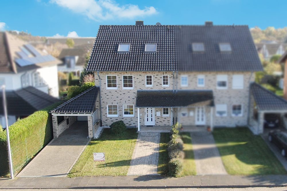 Gütelhöfer Immobilien - Immobilienangebot - Swisttal / Morenhoven - Alle - Großzügige Doppelhaushäfte mit Wärmepumpe, Einbauküche, Carport mit Wallbox und Garten in Morenhoven