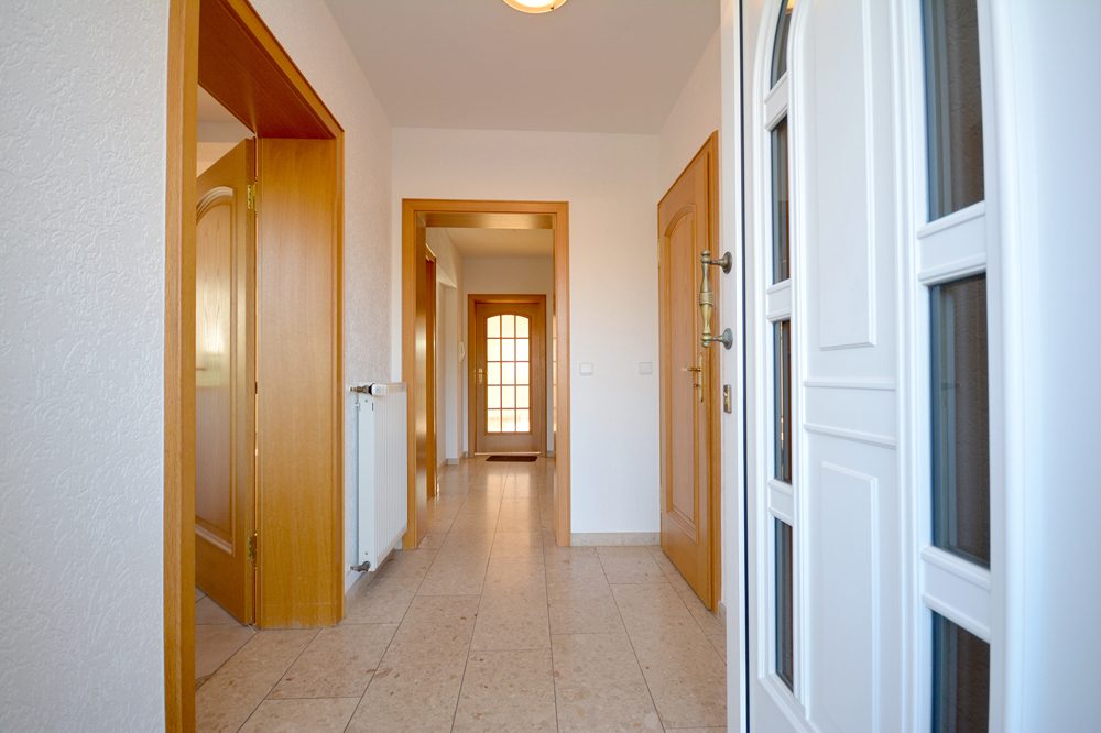Gütelhöfer Immobilien - Immobilienangebot - Swisttal / Morenhoven - Alle - Großzügige Doppelhaushäfte mit Wärmepumpe, Einbauküche, Carport mit Wallbox und Garten in Morenhoven