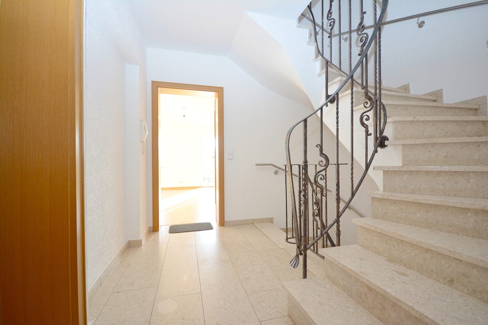 Gütelhöfer Immobilien - Immobilienangebot - Swisttal / Morenhoven - Alle - Großzügige Doppelhaushäfte mit Wärmepumpe, Einbauküche, Carport mit Wallbox und Garten in Morenhoven