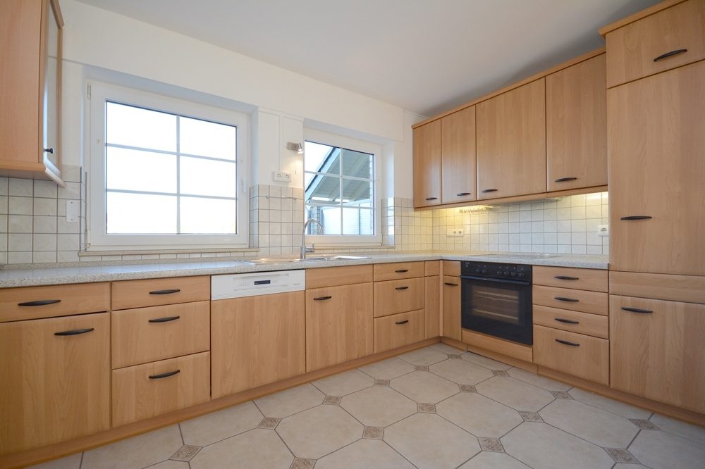 Gütelhöfer Immobilien - Immobilienangebot - Swisttal / Morenhoven - Alle - Großzügige Doppelhaushäfte mit Wärmepumpe, Einbauküche, Carport mit Wallbox und Garten in Morenhoven
