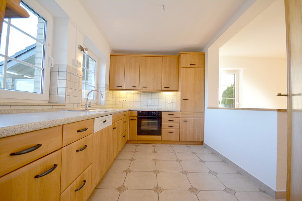 Gütelhöfer Immobilien - Immobilienangebot - Swisttal / Morenhoven - Alle - Großzügige Doppelhaushäfte mit Wärmepumpe, Einbauküche, Carport mit Wallbox und Garten in Morenhoven