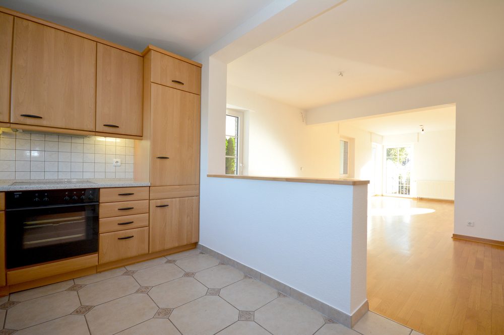 Gütelhöfer Immobilien - Immobilienangebot - Swisttal / Morenhoven - Alle - Großzügige Doppelhaushäfte mit Wärmepumpe, Einbauküche, Carport mit Wallbox und Garten in Morenhoven