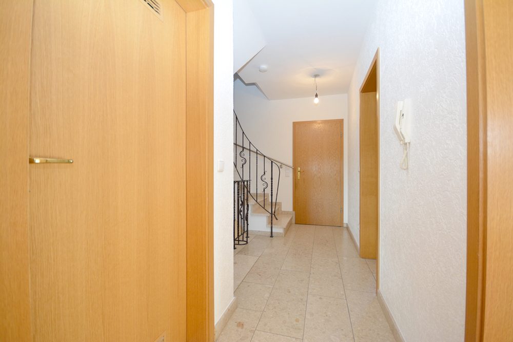 Gütelhöfer Immobilien - Immobilienangebot - Swisttal / Morenhoven - Alle - Großzügige Doppelhaushäfte mit Wärmepumpe, Einbauküche, Carport mit Wallbox und Garten in Morenhoven