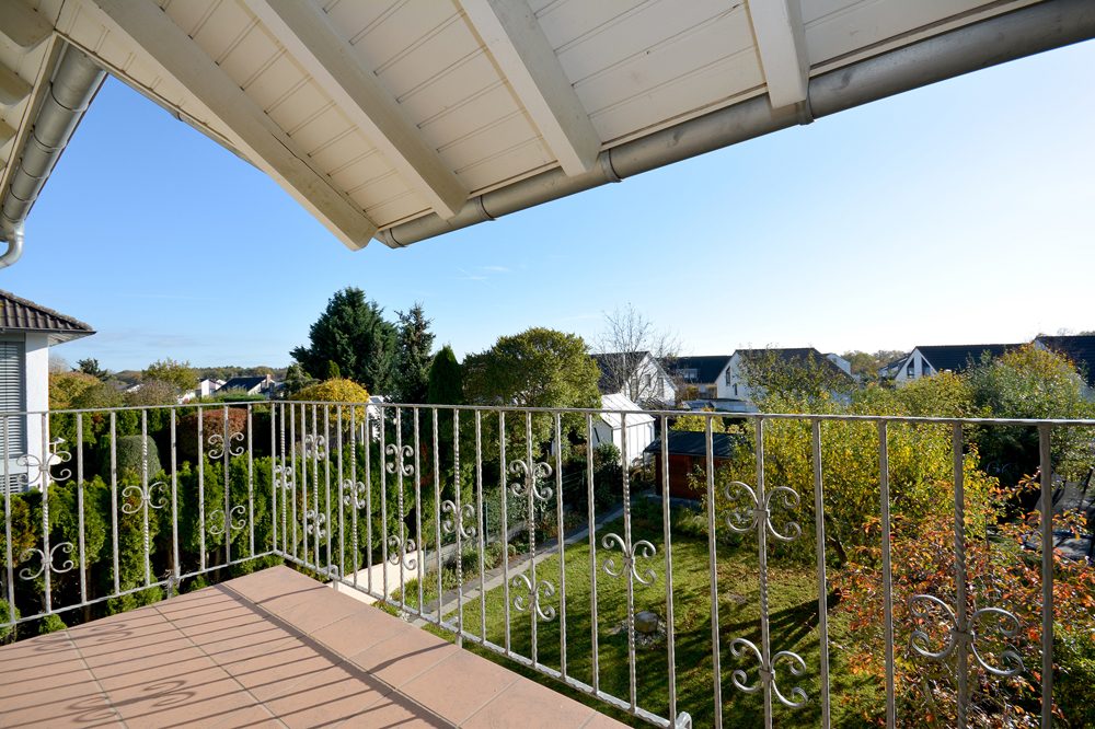 Gütelhöfer Immobilien - Immobilienangebot - Swisttal / Morenhoven - Alle - Großzügige Doppelhaushäfte mit Wärmepumpe, Einbauküche, Carport mit Wallbox und Garten in Morenhoven