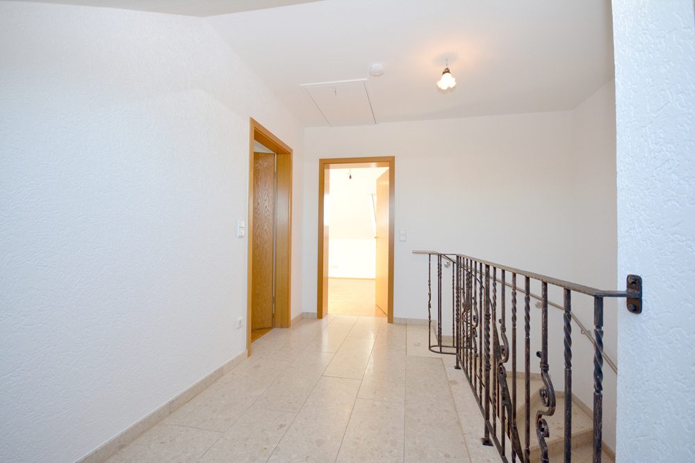 Gütelhöfer Immobilien - Immobilienangebot - Swisttal / Morenhoven - Alle - Großzügige Doppelhaushäfte mit Wärmepumpe, Einbauküche, Carport mit Wallbox und Garten in Morenhoven