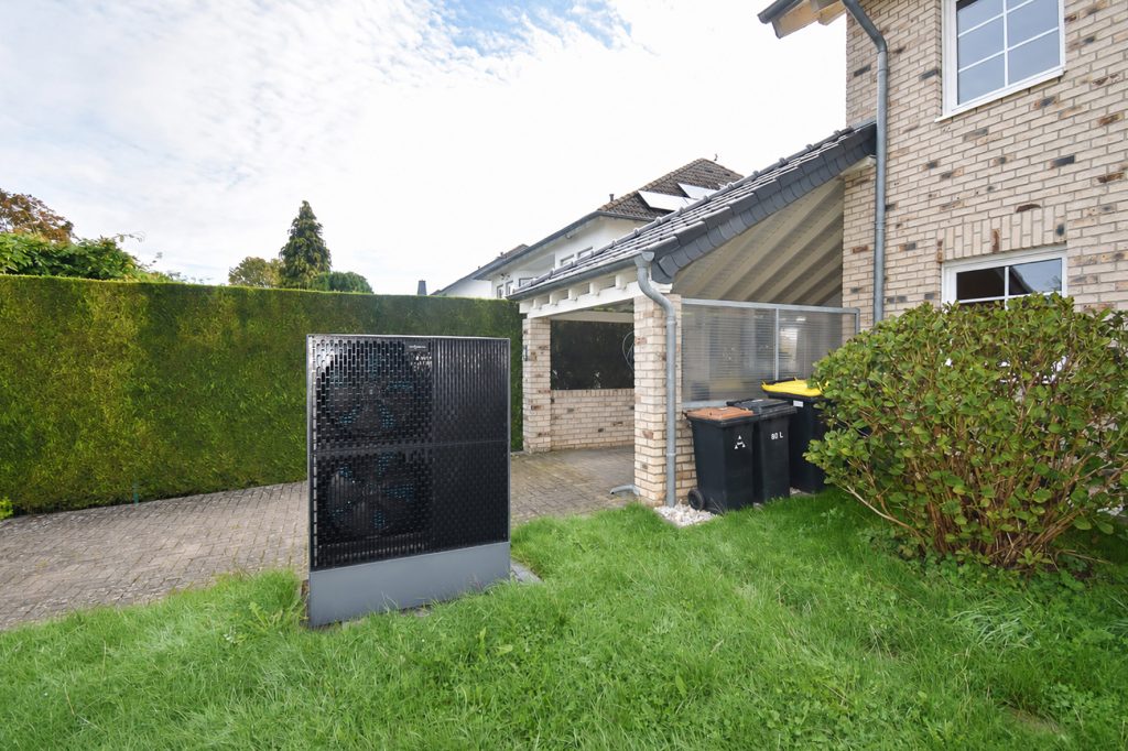 Gütelhöfer Immobilien - Immobilienangebot - Swisttal / Morenhoven - Alle - Großzügige Doppelhaushäfte mit Wärmepumpe, Einbauküche, Carport mit Wallbox und Garten in Morenhoven