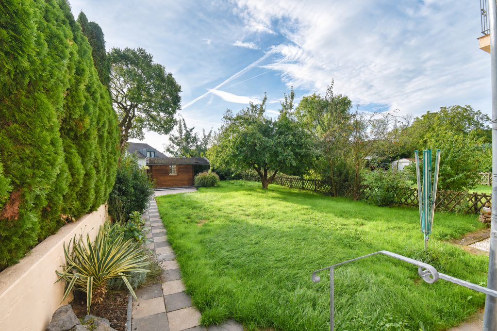 Gütelhöfer Immobilien - Immobilienangebot - Swisttal / Morenhoven - Alle - Großzügige Doppelhaushäfte mit Wärmepumpe, Einbauküche, Carport mit Wallbox und Garten in Morenhoven