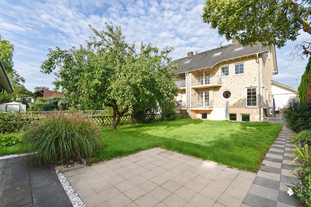 Gütelhöfer Immobilien - Immobilienangebot - Swisttal / Morenhoven - Alle - Großzügige Doppelhaushäfte mit Wärmepumpe, Einbauküche, Carport mit Wallbox und Garten in Morenhoven