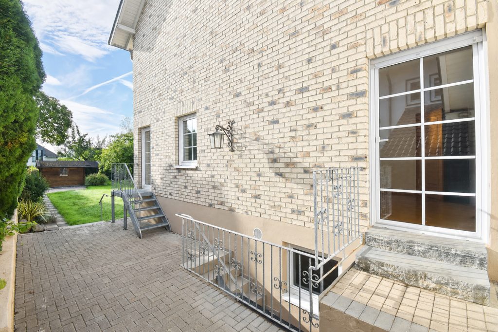 Gütelhöfer Immobilien - Immobilienangebot - Swisttal / Morenhoven - Alle - Großzügige Doppelhaushäfte mit Wärmepumpe, Einbauküche, Carport mit Wallbox und Garten in Morenhoven