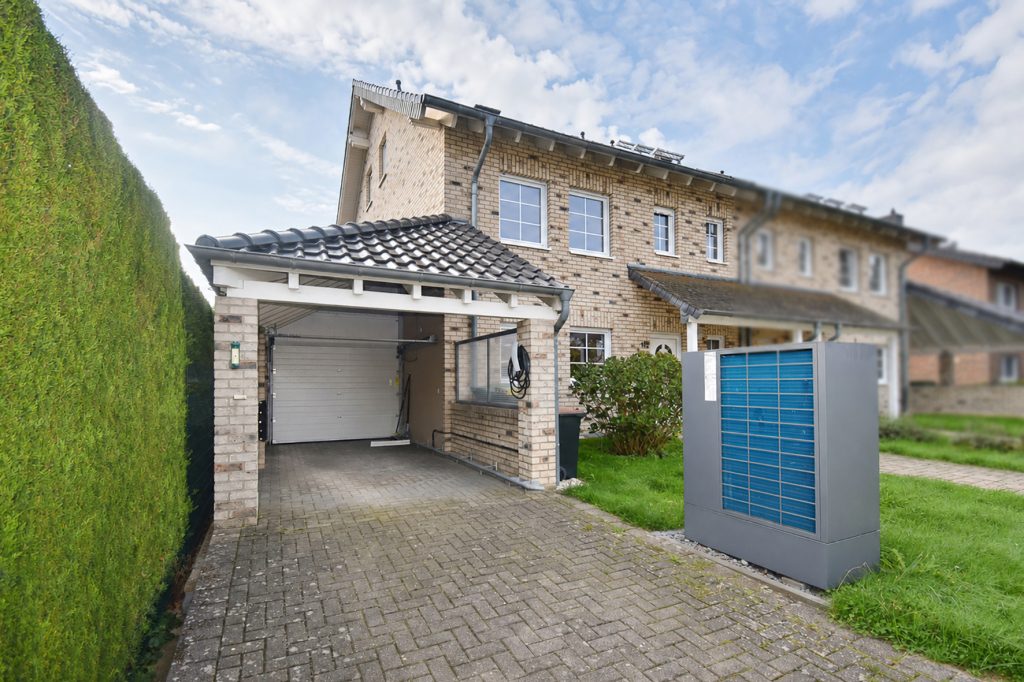 Gütelhöfer Immobilien - Immobilienangebot - Swisttal / Morenhoven - Alle - Großzügige Doppelhaushäfte mit Wärmepumpe, Einbauküche, Carport mit Wallbox und Garten in Morenhoven