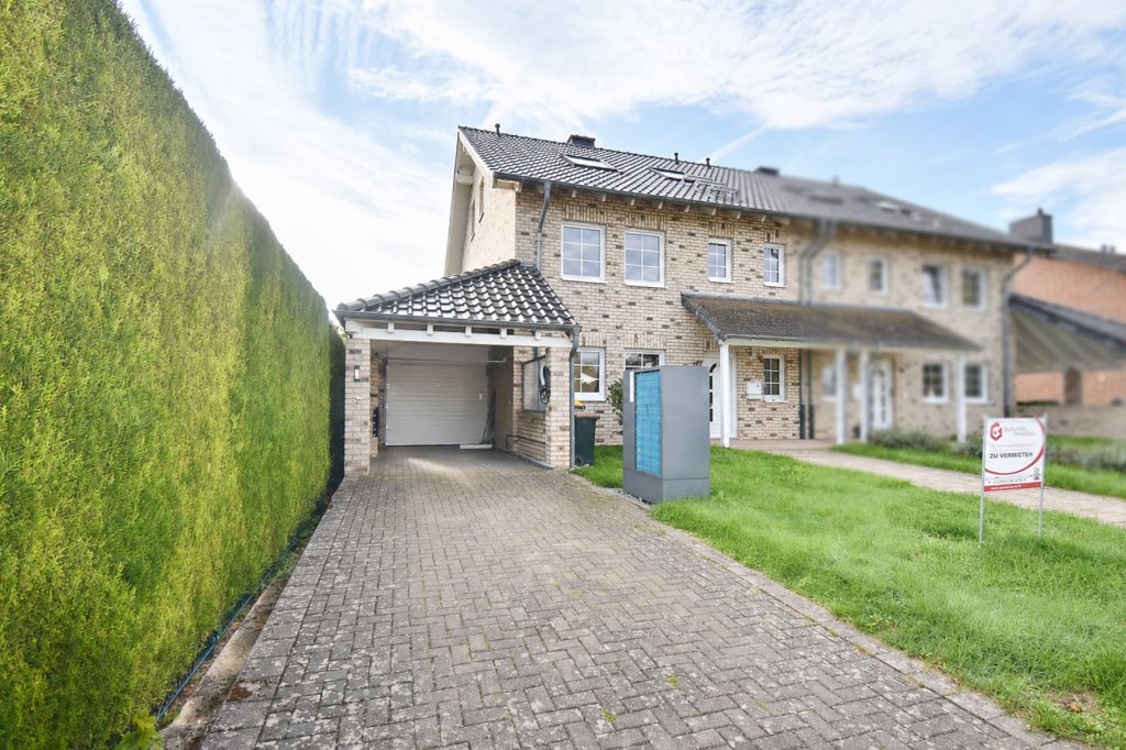 Gütelhöfer Immobilien - Immobilienangebot - Swisttal / Morenhoven - Alle - Großzügige Doppelhaushäfte mit Wärmepumpe, Einbauküche, Carport mit Wallbox und Garten in Morenhoven