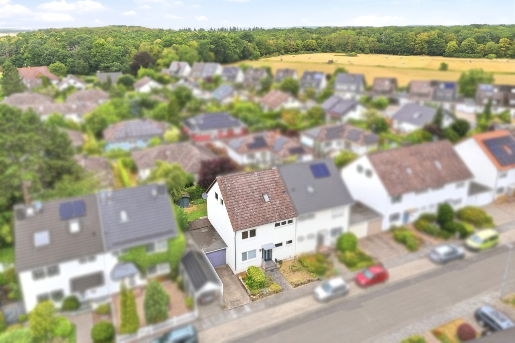 Gütelhöfer Immobilien - Immobilienangebot - Swisttal / Morenhoven - Alle - Großzügiges und kurzfristig bezugsfreies Familiendomizil mit Garten, Garage und neuwertigem Bad