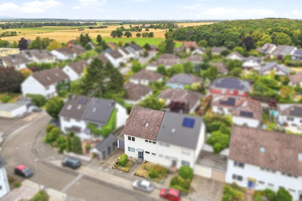 Gütelhöfer Immobilien - Immobilienangebot - Swisttal / Morenhoven - Alle - Großzügiges und kurzfristig bezugsfreies Familiendomizil mit Garten, Garage und neuwertigem Bad