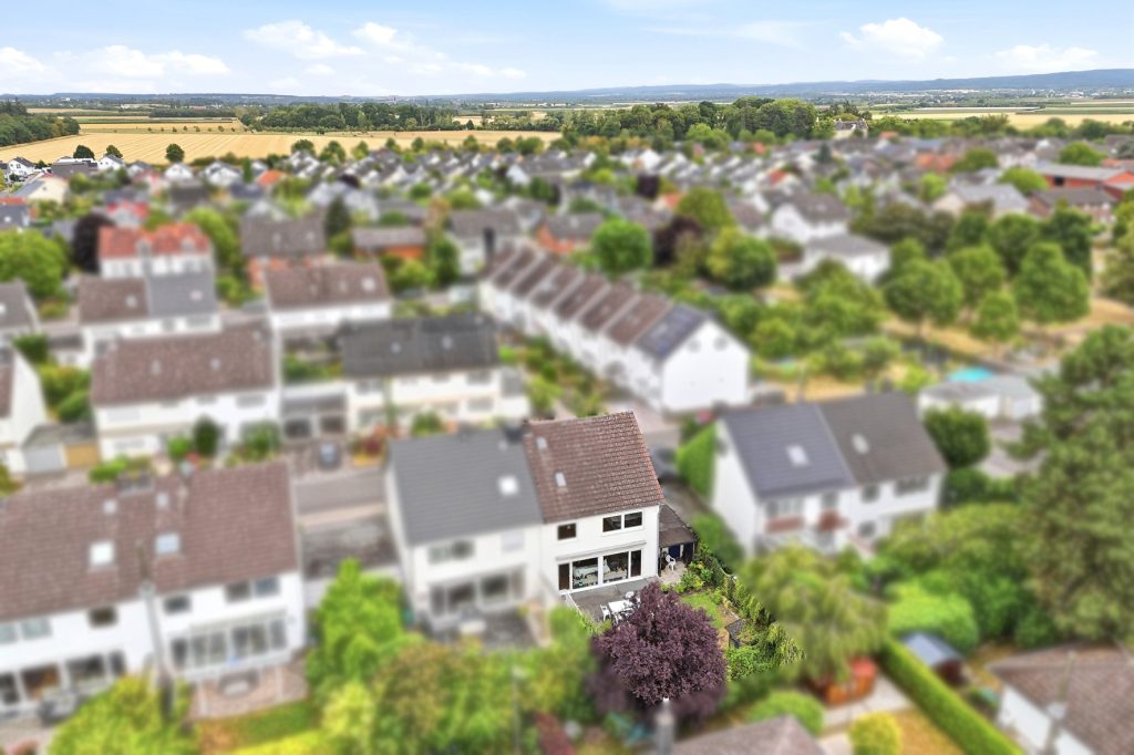 Gütelhöfer Immobilien - Immobilienangebot - Swisttal / Morenhoven - Alle - Großzügiges und kurzfristig bezugsfreies Familiendomizil mit Garten, Garage und neuwertigem Bad