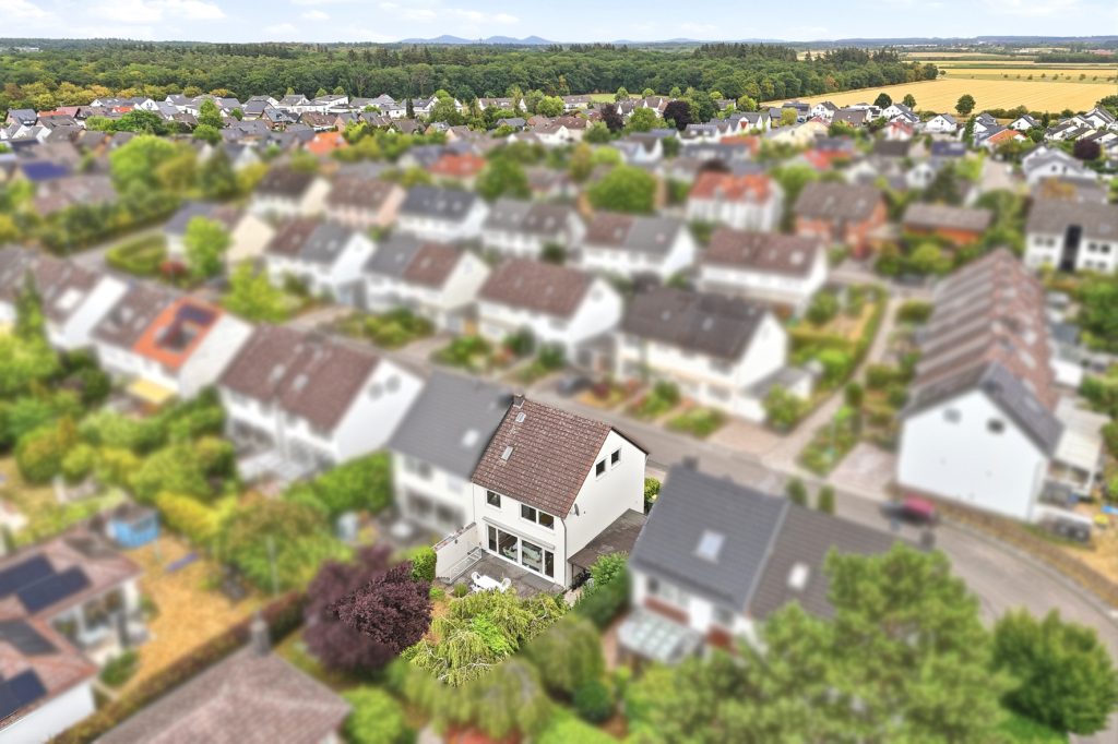 Gütelhöfer Immobilien - Immobilienangebot - Swisttal / Morenhoven - Alle - Großzügiges und kurzfristig bezugsfreies Familiendomizil mit Garten, Garage und neuwertigem Bad