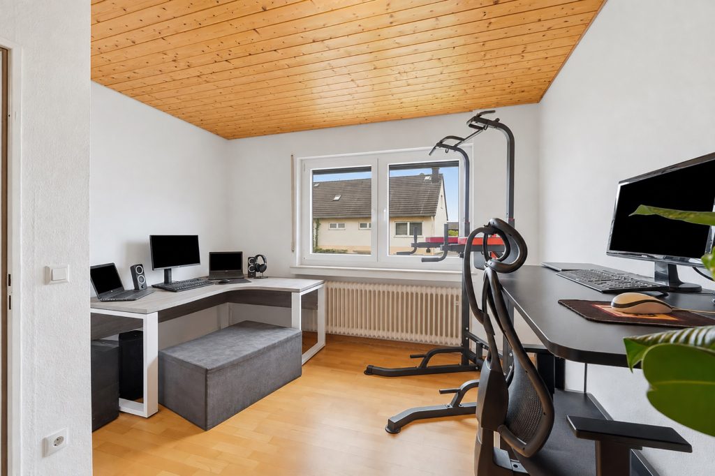 Gütelhöfer Immobilien - Immobilienangebot - Swisttal / Morenhoven - Alle - Großzügiges und kurzfristig bezugsfreies Familiendomizil mit Garten, Garage und neuwertigem Bad
