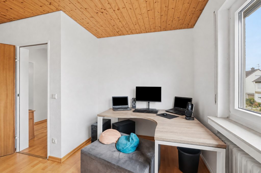 Gütelhöfer Immobilien - Immobilienangebot - Swisttal / Morenhoven - Alle - Großzügiges und kurzfristig bezugsfreies Familiendomizil mit Garten, Garage und neuwertigem Bad