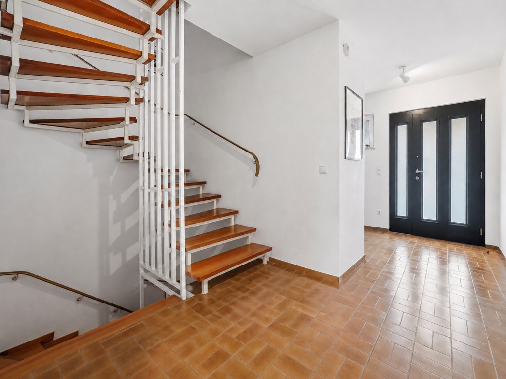 Gütelhöfer Immobilien - Immobilienangebot - Swisttal / Morenhoven - Alle - Großzügiges und kurzfristig bezugsfreies Familiendomizil mit Garten, Garage und neuwertigem Bad