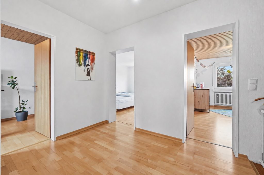 Gütelhöfer Immobilien - Immobilienangebot - Swisttal / Morenhoven - Alle - Großzügiges und kurzfristig bezugsfreies Familiendomizil mit Garten, Garage und neuwertigem Bad