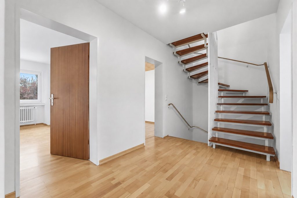 Gütelhöfer Immobilien - Immobilienangebot - Swisttal / Morenhoven - Alle - Großzügiges und kurzfristig bezugsfreies Familiendomizil mit Garten, Garage und neuwertigem Bad