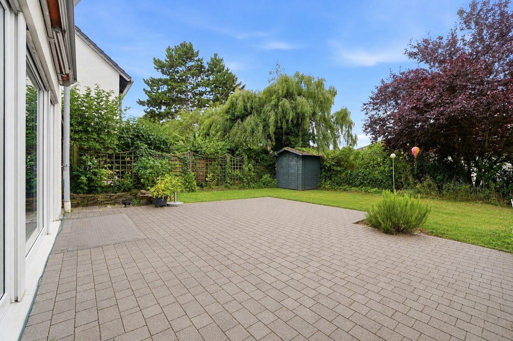 Gütelhöfer Immobilien - Immobilienangebot - Swisttal / Morenhoven - Alle - Großzügiges und kurzfristig bezugsfreies Familiendomizil mit Garten, Garage und neuwertigem Bad