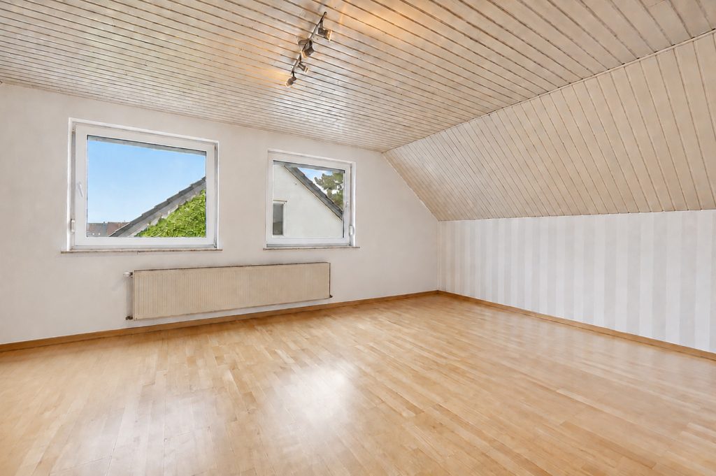 Gütelhöfer Immobilien - Immobilienangebot - Swisttal / Morenhoven - Alle - Großzügiges und kurzfristig bezugsfreies Familiendomizil mit Garten, Garage und neuwertigem Bad