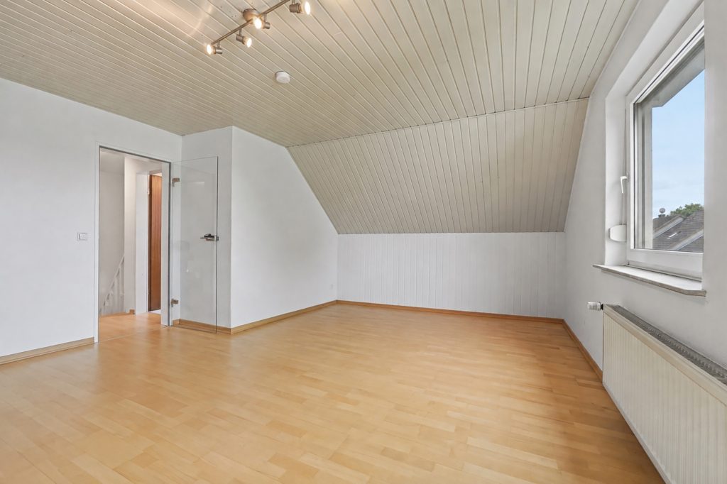 Gütelhöfer Immobilien - Immobilienangebot - Swisttal / Morenhoven - Alle - Großzügiges und kurzfristig bezugsfreies Familiendomizil mit Garten, Garage und neuwertigem Bad