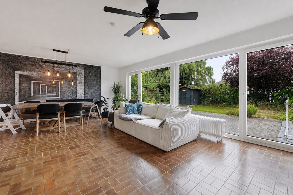 Gütelhöfer Immobilien - Immobilienangebot - Swisttal / Morenhoven - Alle - Großzügiges und kurzfristig bezugsfreies Familiendomizil mit Garten, Garage und neuwertigem Bad