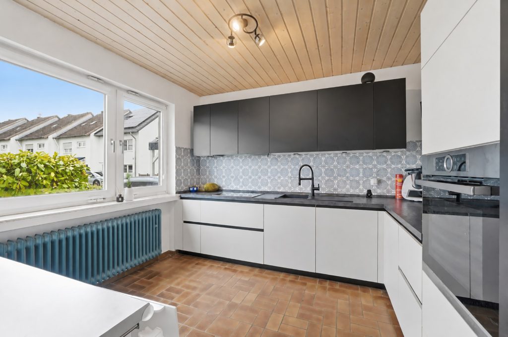 Gütelhöfer Immobilien - Immobilienangebot - Swisttal / Morenhoven - Alle - Großzügiges und kurzfristig bezugsfreies Familiendomizil mit Garten, Garage und neuwertigem Bad