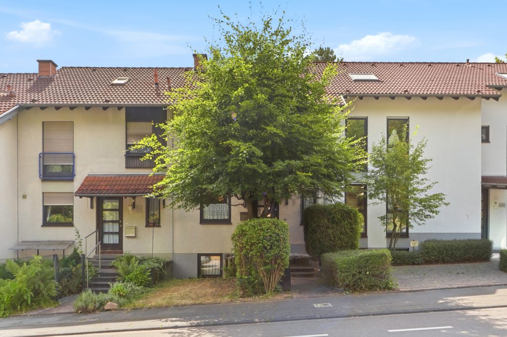 Gütelhöfer Immobilien - Immobilienangebot - Bonn / Hardtberg - Alle - Bezugsfreies Reihenmittelhaus mit Garten und KFZ-Stellplatz und viel Potenzial in Bonn-Hardtberg