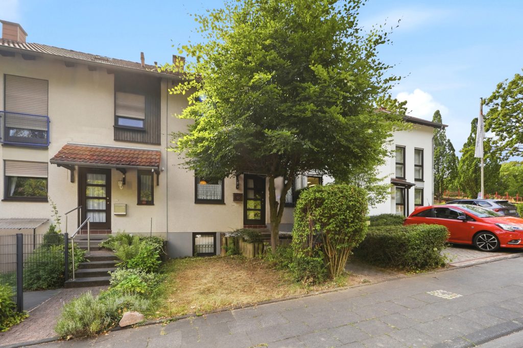 Gütelhöfer Immobilien - Immobilienangebot - Bonn / Hardtberg - Alle - Bezugsfreies Reihenmittelhaus mit Garten und KFZ-Stellplatz und viel Potenzial in Bonn-Hardtberg