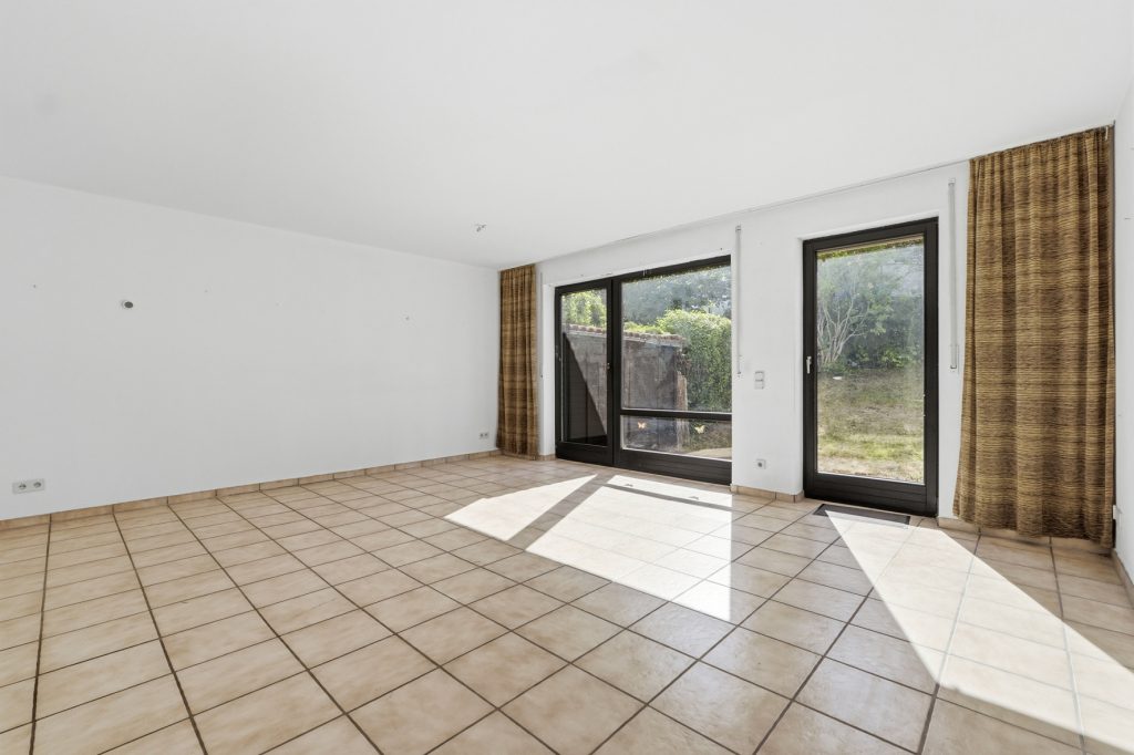 Gütelhöfer Immobilien - Immobilienangebot - Bonn / Hardtberg - Alle - Bezugsfreies Reihenmittelhaus mit Garten und KFZ-Stellplatz und viel Potenzial in Bonn-Hardtberg