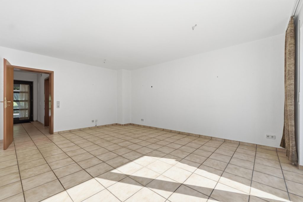 Gütelhöfer Immobilien - Immobilienangebot - Bonn / Hardtberg - Alle - Bezugsfreies Reihenmittelhaus mit Garten und KFZ-Stellplatz und viel Potenzial in Bonn-Hardtberg