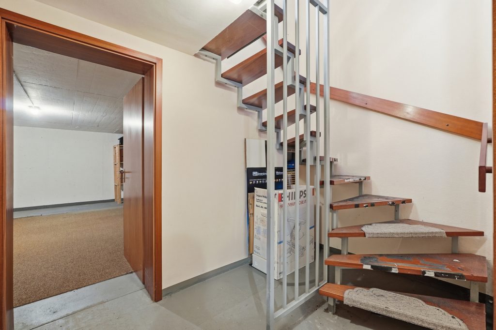 Gütelhöfer Immobilien - Immobilienangebot - Bonn / Hardtberg - Alle - Bezugsfreies Reihenmittelhaus mit Garten und KFZ-Stellplatz und viel Potenzial in Bonn-Hardtberg