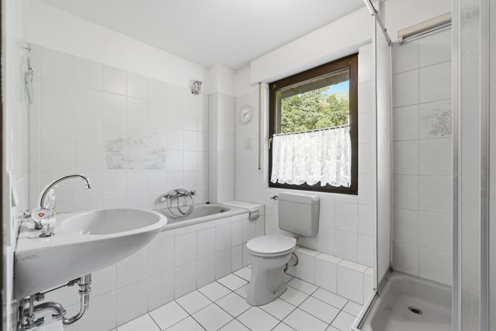 Gütelhöfer Immobilien - Immobilienangebot - Bonn / Hardtberg - Alle - Bezugsfreies Reihenmittelhaus mit Garten und KFZ-Stellplatz und viel Potenzial in Bonn-Hardtberg