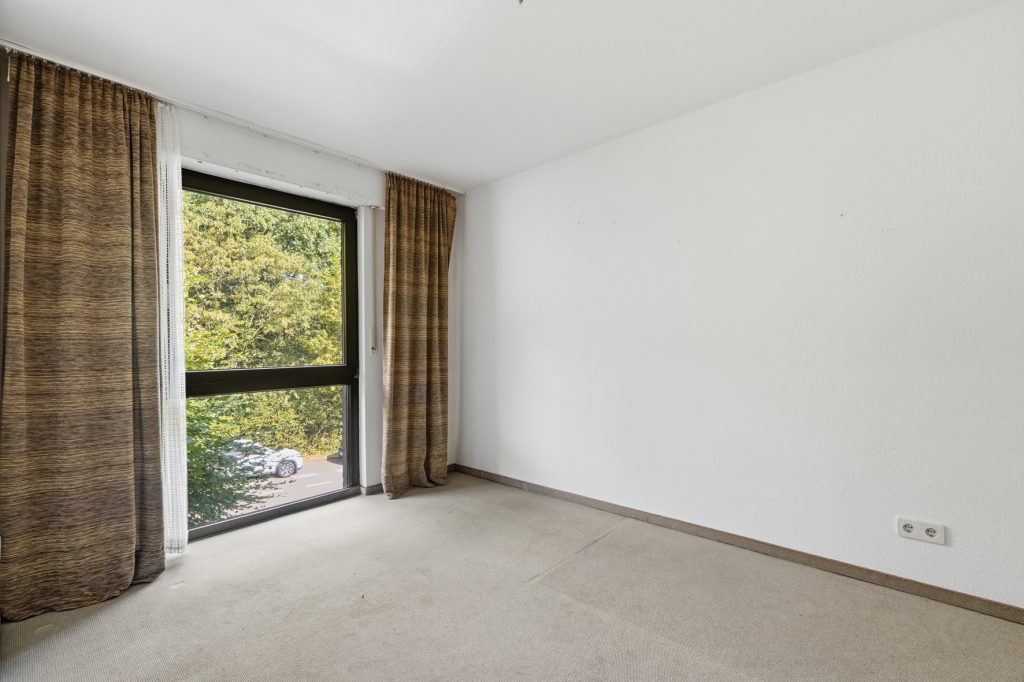 Gütelhöfer Immobilien - Immobilienangebot - Bonn / Hardtberg - Alle - Bezugsfreies Reihenmittelhaus mit Garten und KFZ-Stellplatz und viel Potenzial in Bonn-Hardtberg